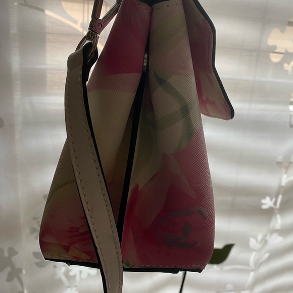 Guess - Picture 6 of 7